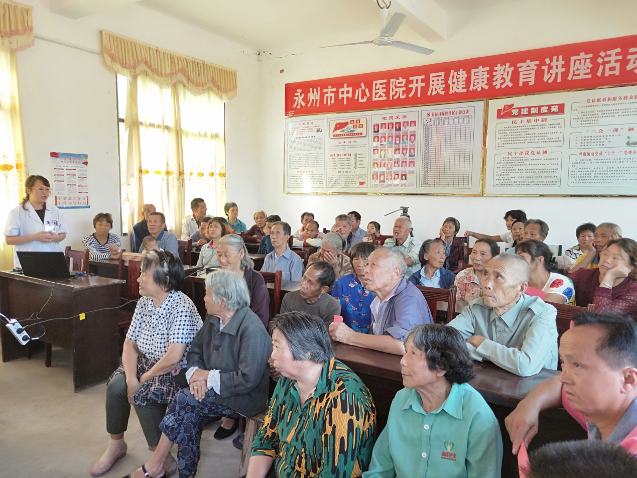 图为心内科专家为村民们进行健康教育讲座
