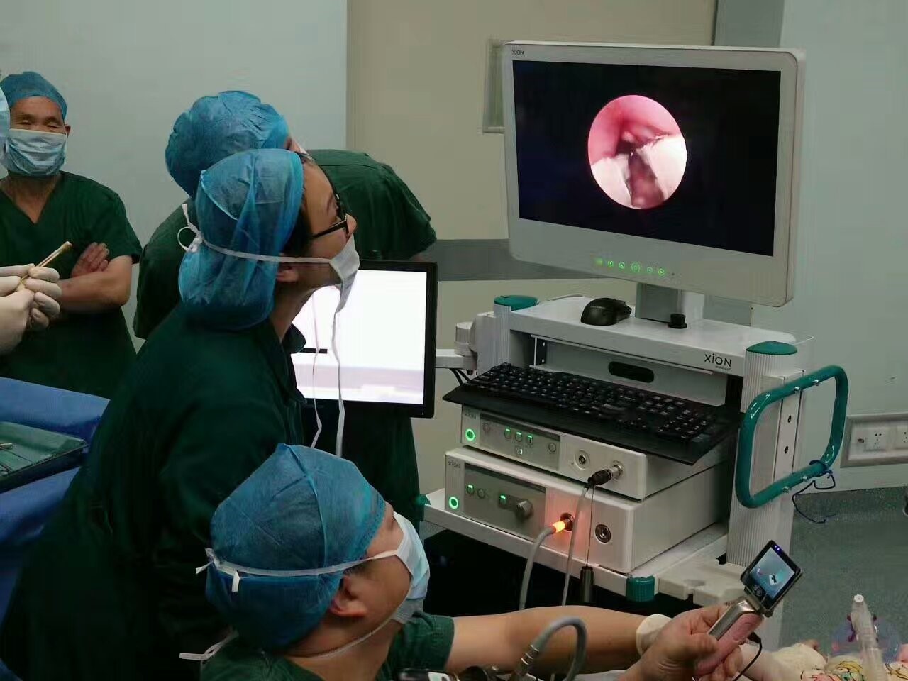 鼻咽癌患者切除颈部淋巴结,医生用胸背.